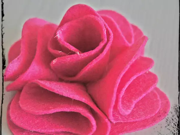 Tarif Bi̇r pi̇zza bi̇r çi̇çek bi̇r etki̇nli̇k..