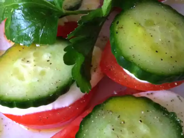 Tarif Domatesli mozarella salatası