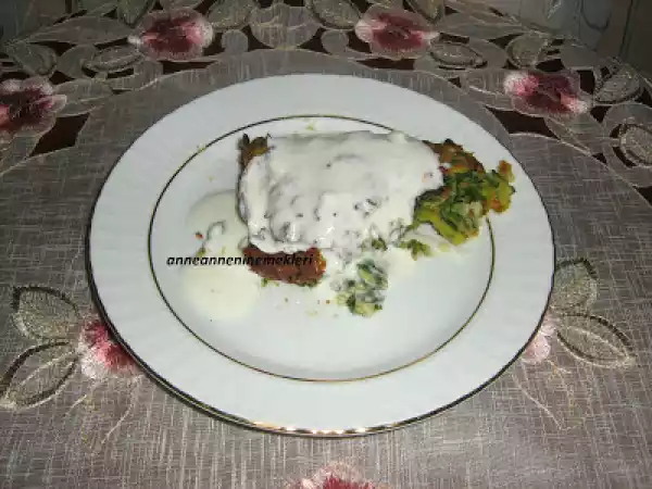 Tarif Sarımsak yoğurt servis ediliyor.afiyet alın.