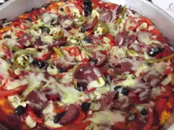 Tarif Pi̇zza pastirmali sucuklu karameli̇ze soğanli