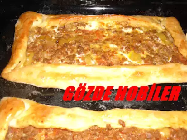 Tarif Kiymali ve kaşar peyni̇rli̇ pi̇de