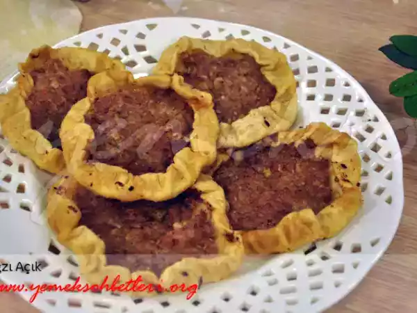 Tarif Kızarmış fındık lahmacun ağzi açik