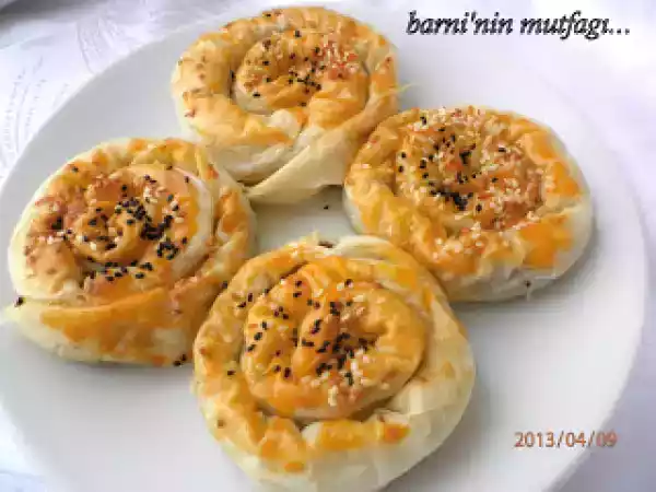Tarif Fıstıklı üzümlü gül böreği