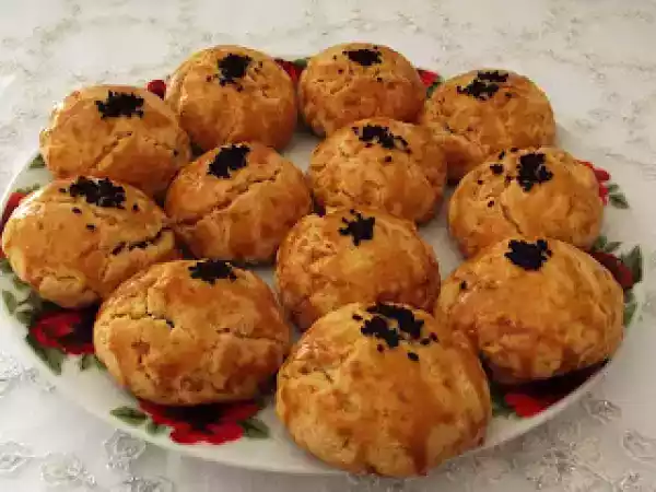 Tarif Zeyti̇n ezmeli̇ ve peyni̇rli̇ nefi̇s poğaça