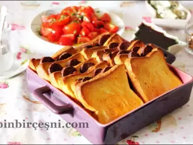Tarif Fırında sucuklu ekmek katmanları / french-toast strata with sausage