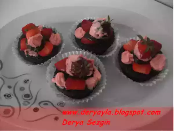 Tarif Dünya pasta ve kek pişirme günü ve çilekli cupcake