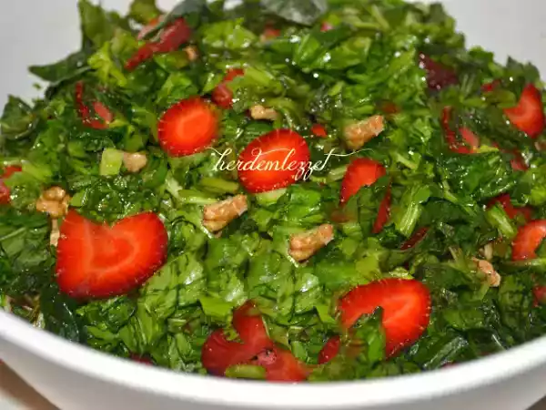 Tarif Çi̇lekli̇ salata