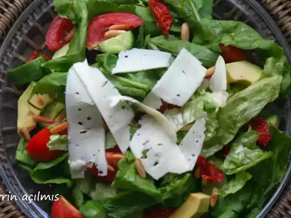 Tarif Avokado - güneşte kurutulmuş domates ve çam fıstıklı salata.......