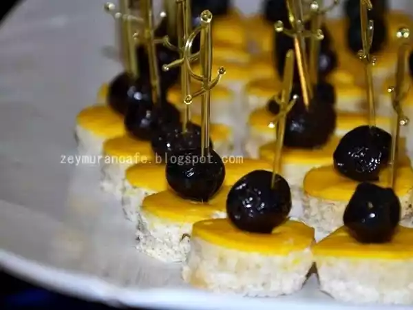 Tarif Cheddar peyni̇rli̇ ekmekçi̇kler