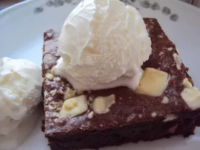Tarif Beyaz çikolatalı ve cevizli brownie, yanında vanilyalı dondurma ile :))