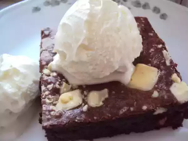 Tarif Beyaz çikolatalı ve cevizli brownie, yanında vanilyalı dondurma i̇le :))