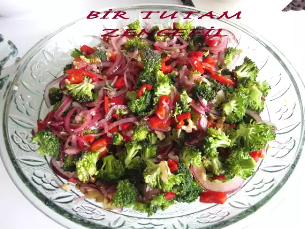 Tarif Çi̇ğ brokoli̇ salatasi