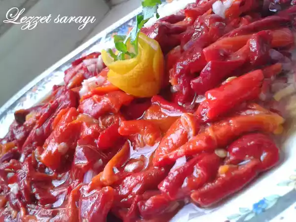 Tarif Közlenmiş kırmızı biber salatası
