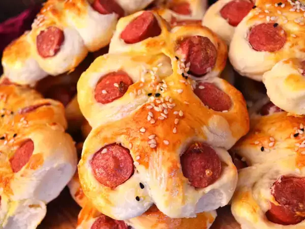 Tarif Sosi̇sli̇ mayali çörek