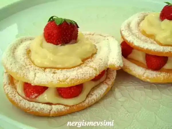 Tarif Çi̇lekli̇ mi̇ni̇ pastaciklar