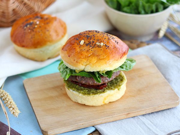 Tarif İtalyan usulü burger: pesto sos, güneşte kurutulmuş domates, mozzarella
