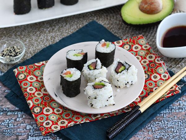 Tarif Somon füme ve avokadolu makis
