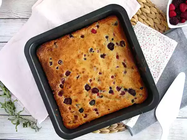 Tarif Beyaz çikolatalı ve kırmızı meyveli brownie (blondie)
