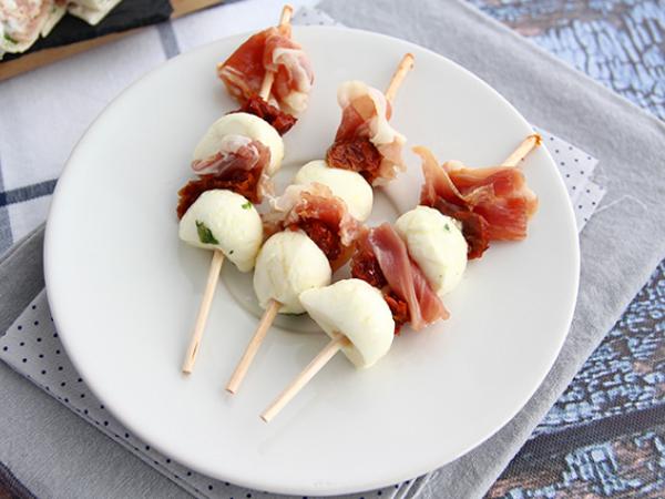 Tarif Mozzarella, kurutulmuş jambon ve güneşte kurutulmuş domates aperatif kebapları