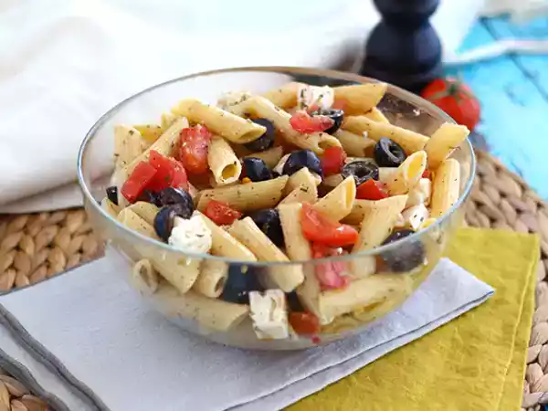 Tarif Makarna, domates, beyaz peynir ve zeytin salatası