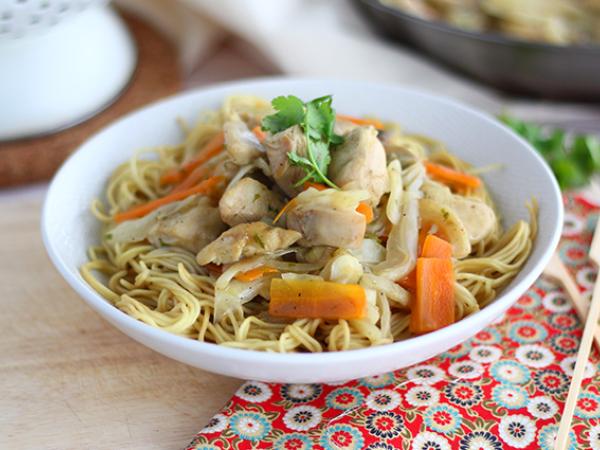 Tarif Chow mein (chao men), tavuklu ve sebzeli çin eriştesi