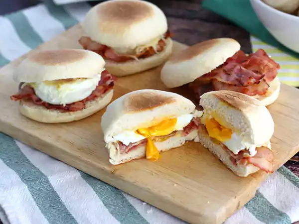 Tarif Yumurtalı ve pastırmalı i̇ngiliz muffinleri