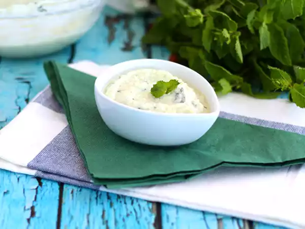 Tarif Tzatziki, yunan salatalık ve yoğurt sosu