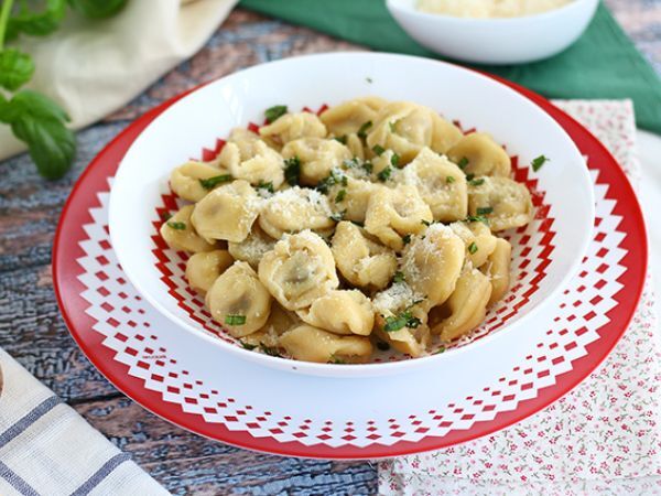 Tarif Parmesan, jambon ve fesleğenli tortellini