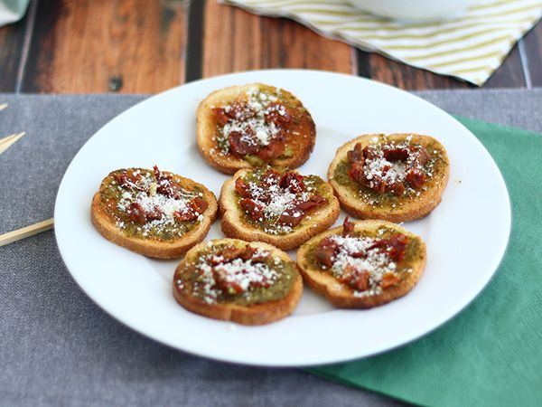 Tarif Pesto, parmesan ve güneşte kurutulmuş domatesli tost