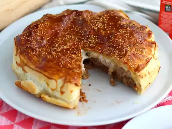 Tarif Hamburger turtası, paylaşmak için bir çizburger!