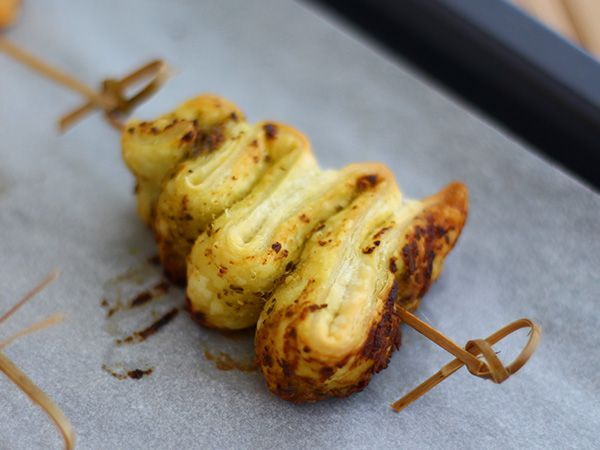 Tarif Noel aperatifi için pestolu puf böreği noel ağaçları