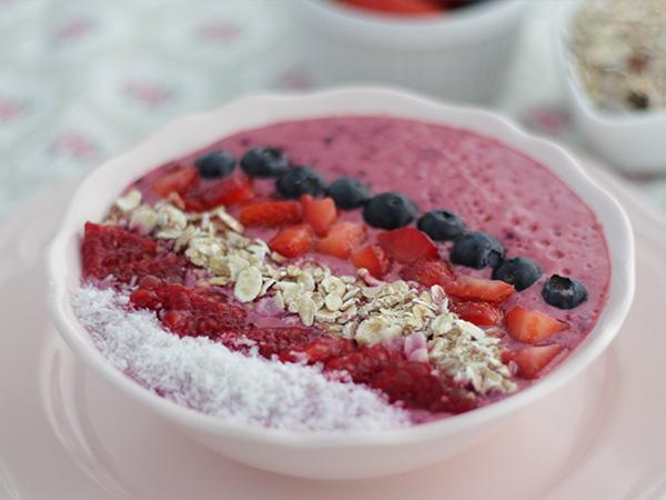 Tarif Kırmızı meyveli smoothie kasesi