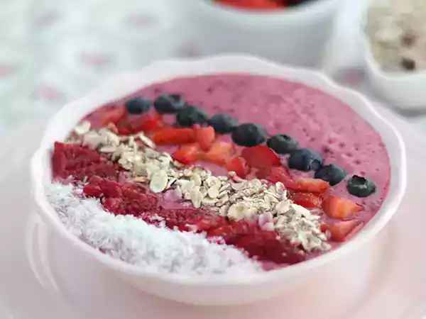Tarif Kırmızı meyveli smoothie kasesi