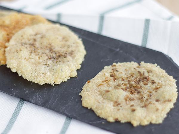 Tarif Otlar ve baharatlar ile parmesan cipsi