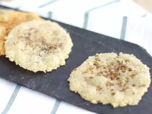 Tarif Otlar ve baharatlar ile parmesan cipsi