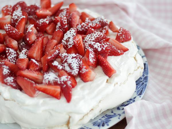 Tarif Kolay çilekli pavlova
