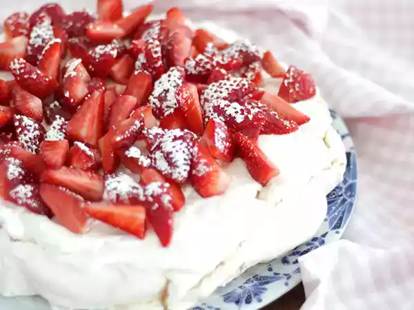 Tarif Kolay çilekli pavlova