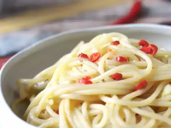 Tarif Spaghetti aglio, olio e peperoncino: i̇talyan geleneğinin son dakika yemeği