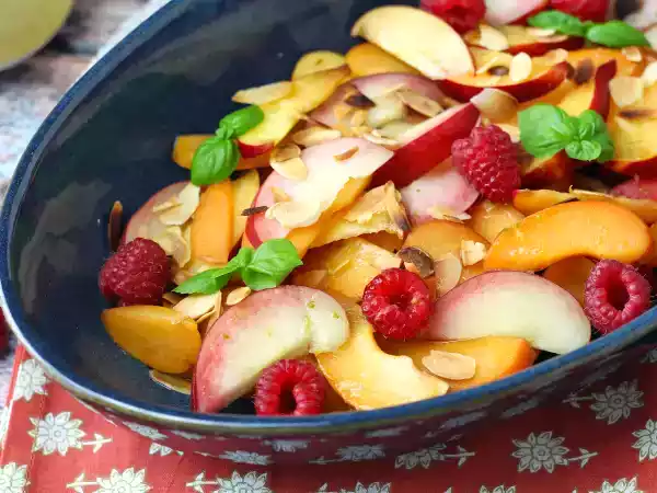 Tarif Meyve salatası: şeftali, kayısı, ahududu ve daha fazlası!