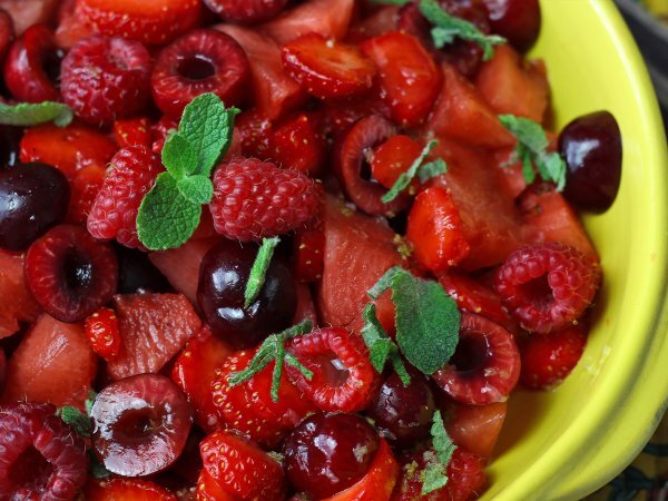 Tarif Kırmızı meyve salatası: çilek, ahududu, kiraz ve karpuz, yaz için mükemmel!