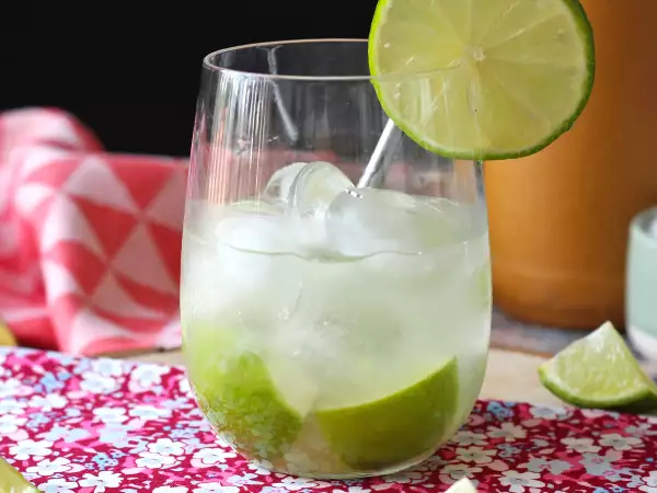 Tarif Limonlu caipirinha: kokteyl çalkalayıcı olmadan yapımı kolay brezilya içeceği