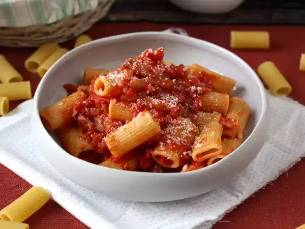 Tarif Pasta all'amatriciana, adım adım açıklanan geleneksel tarif