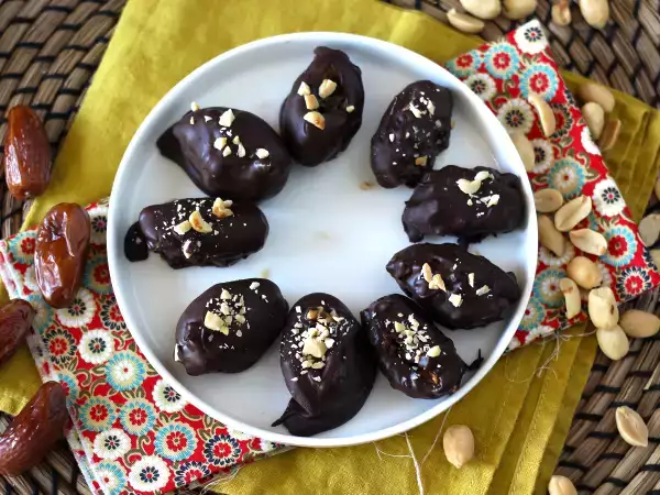 Tarif Ev yapımı snickers: hurma, yer fıstığı ve çikolata - şeker ilavesiz sağlıklı bir atıştırmalık