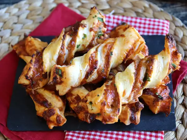 Tarif Maxi milföy hamuru kıvrımları (domates, jambon, mozzarella, maydanoz)