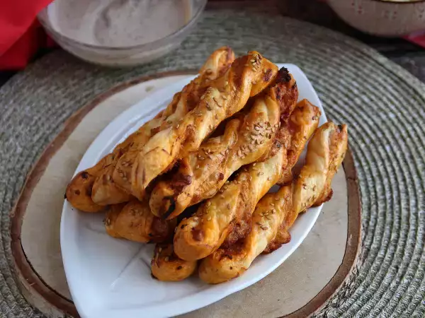 Tarif Pesto rosso ve mozzarella peynirli milföy hamuru kıvrımları