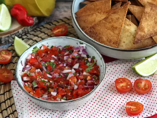 Tarif Pico de gallo ve ev yapımı tortilla cipsi