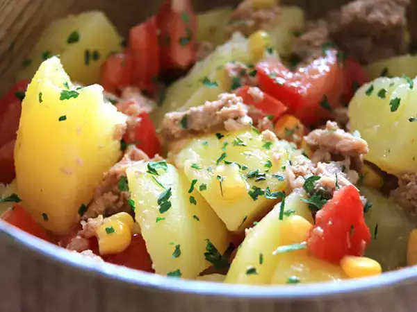 Tarif Patates, ton balığı ve domates salatası