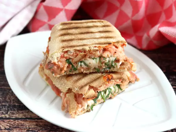 Tarif Somon, mozzarella ve dereotlu panini