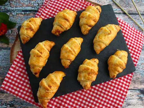 Tarif Milföy hamurundan jambonlu ve fromage frais'li kruvasanlar