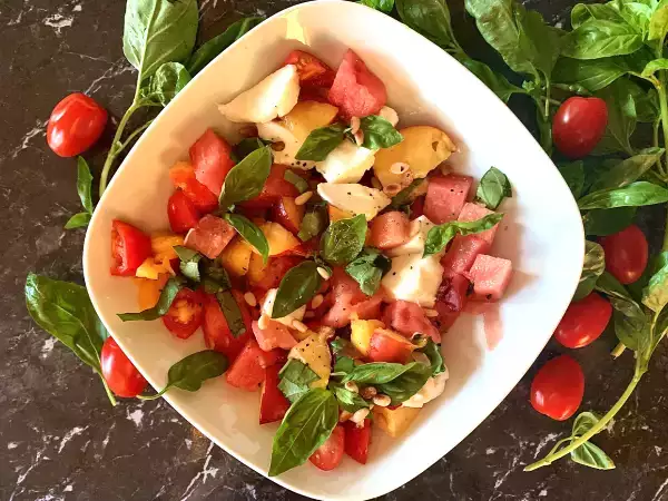 Tarif Karpuz, domates ve nektarinli yaz salatası